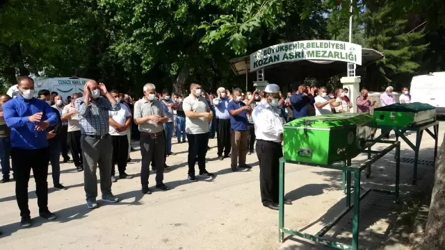 Su kuyusunda hayatını kaybeden 3 kişi toprağa verildi Su kuyusunda hayatını kaybeden 3 kişi toprağa verildi