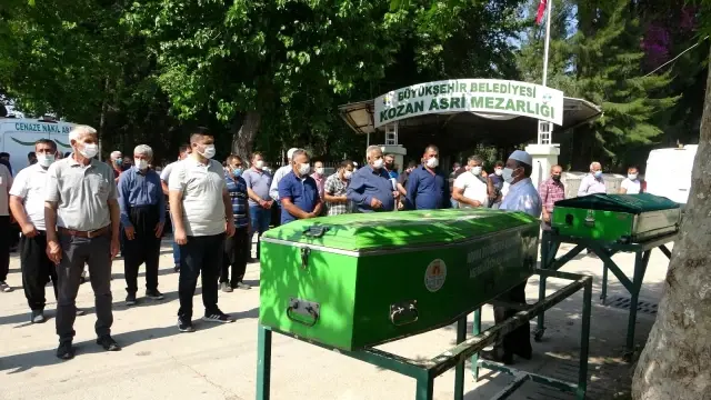 Su kuyusunda hayatını kaybeden 3 kişi toprağa verildi Su kuyusunda hayatını kaybeden 3 kişi toprağa verildi