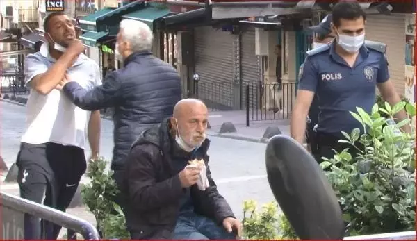 TAKSİM'DE SEYYAR SATICI-ZABITA ARBEDESİNİ POLİS SONLANDIRDI; O ALDIRMADAN DÜRÜMÜNÜ YEMEYE DEVAM ETTİ TAKSİM'DE SEYYAR SATICI-ZABITA ARBEDESİNİ POLİS SONLANDIRDI; O ALDIRMADAN DÜRÜMÜNÜ YEMEYE DEVAM ETTİ