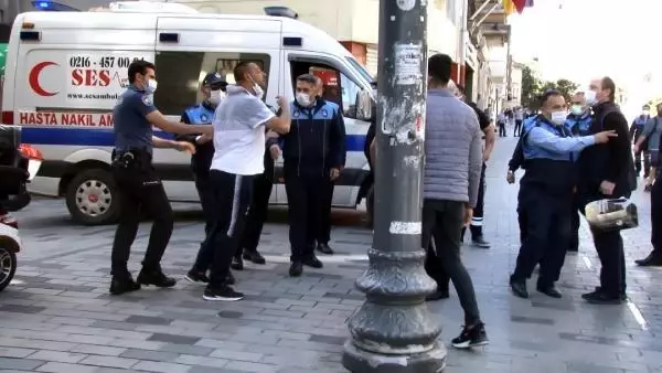 TAKSİM'DE SEYYAR SATICI-ZABITA ARBEDESİNİ POLİS SONLANDIRDI; O ALDIRMADAN DÜRÜMÜNÜ YEMEYE DEVAM ETTİ TAKSİM'DE SEYYAR SATICI-ZABITA ARBEDESİNİ POLİS SONLANDIRDI; O ALDIRMADAN DÜRÜMÜNÜ YEMEYE DEVAM ETTİ