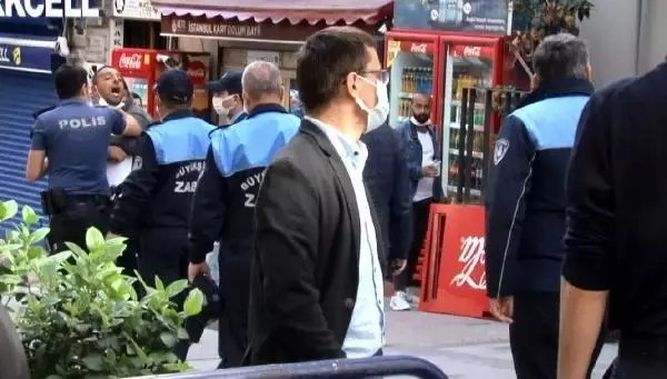 TAKSİM'DE SEYYAR SATICI-ZABITA ARBEDESİNİ POLİS SONLANDIRDI; O ALDIRMADAN DÜRÜMÜNÜ YEMEYE DEVAM ETTİ TAKSİM'DE SEYYAR SATICI-ZABITA ARBEDESİNİ POLİS SONLANDIRDI; O ALDIRMADAN DÜRÜMÜNÜ YEMEYE DEVAM ETTİ