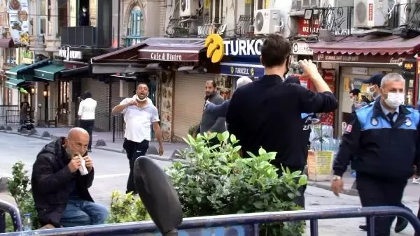 TAKSİM'DE SEYYAR SATICI-ZABITA ARBEDESİNİ POLİS SONLANDIRDI; O ALDIRMADAN DÜRÜMÜNÜ YEMEYE DEVAM ETTİ TAKSİM'DE SEYYAR SATICI-ZABITA ARBEDESİNİ POLİS SONLANDIRDI; O ALDIRMADAN DÜRÜMÜNÜ YEMEYE DEVAM ETTİ