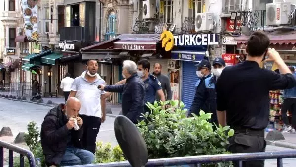 TAKSİM'DE SEYYAR SATICI-ZABITA ARBEDESİNİ POLİS SONLANDIRDI; O ALDIRMADAN DÜRÜMÜNÜ YEMEYE DEVAM ETTİ TAKSİM'DE SEYYAR SATICI-ZABITA ARBEDESİNİ POLİS SONLANDIRDI; O ALDIRMADAN DÜRÜMÜNÜ YEMEYE DEVAM ETTİ