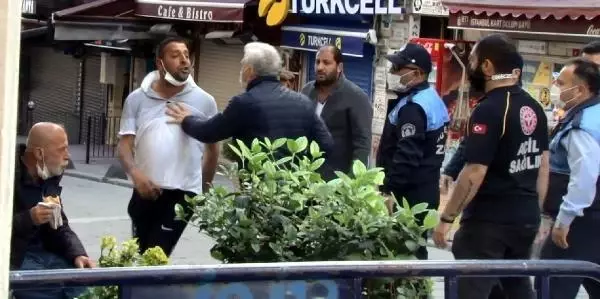TAKSİM'DE SEYYAR SATICI-ZABITA ARBEDESİNİ POLİS SONLANDIRDI; O ALDIRMADAN DÜRÜMÜNÜ YEMEYE DEVAM ETTİ TAKSİM'DE SEYYAR SATICI-ZABITA ARBEDESİNİ POLİS SONLANDIRDI; O ALDIRMADAN DÜRÜMÜNÜ YEMEYE DEVAM ETTİ