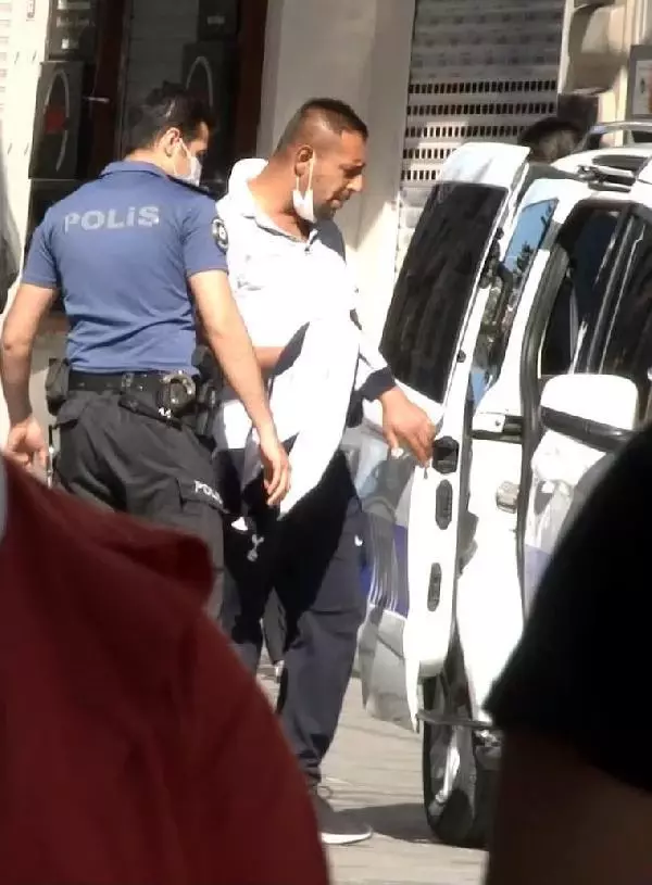 TAKSİM'DE SEYYAR SATICI-ZABITA ARBEDESİNİ POLİS SONLANDIRDI; O ALDIRMADAN DÜRÜMÜNÜ YEMEYE DEVAM ETTİ TAKSİM'DE SEYYAR SATICI-ZABITA ARBEDESİNİ POLİS SONLANDIRDI; O ALDIRMADAN DÜRÜMÜNÜ YEMEYE DEVAM ETTİ