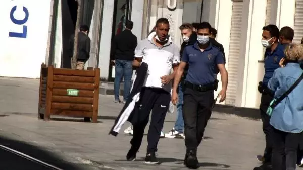 TAKSİM'DE SEYYAR SATICI-ZABITA ARBEDESİNİ POLİS SONLANDIRDI; O ALDIRMADAN DÜRÜMÜNÜ YEMEYE DEVAM ETTİ TAKSİM'DE SEYYAR SATICI-ZABITA ARBEDESİNİ POLİS SONLANDIRDI; O ALDIRMADAN DÜRÜMÜNÜ YEMEYE DEVAM ETTİ