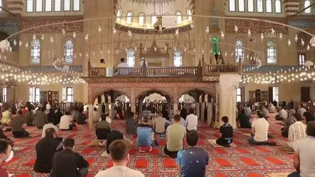 Trakya'da vatandaşlar cuma namazını ikametlerine en yakın camilerde kıldı Trakya'da vatandaşlar cuma namazını ikametlerine en yakın camilerde kıldı