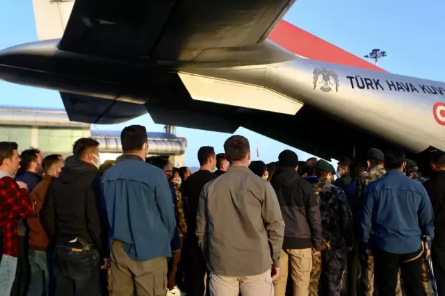 Son dakika haber... PKK'lı teröristlerin taciz ateşi sonucu şehit olan özel harekat polisinin naaşı memleketine uğurlandı Son dakika haber... PKK'lı teröristlerin taciz ateşi sonucu şehit olan özel harekat polisinin naaşı memleketine uğurlandı