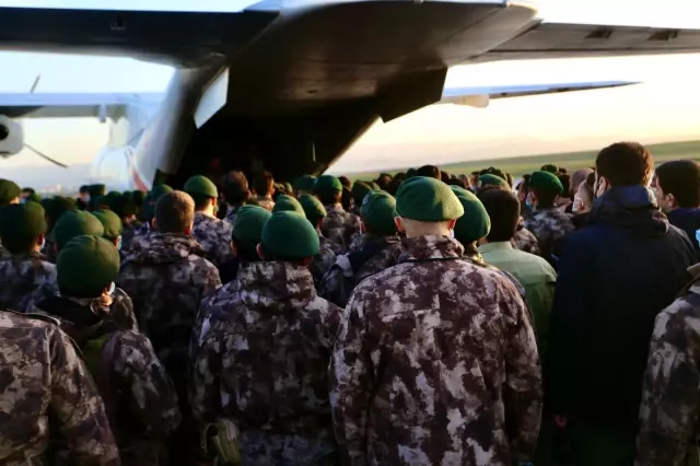 Son dakika haber... PKK'lı teröristlerin taciz ateşi sonucu şehit olan özel harekat polisinin naaşı memleketine uğurlandı Son dakika haber... PKK'lı teröristlerin taciz ateşi sonucu şehit olan özel harekat polisinin naaşı memleketine uğurlandı