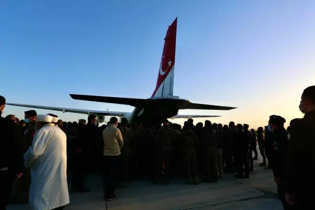 Son dakika haber... PKK'lı teröristlerin taciz ateşi sonucu şehit olan özel harekat polisinin naaşı memleketine uğurlandı Son dakika haber... PKK'lı teröristlerin taciz ateşi sonucu şehit olan özel harekat polisinin naaşı memleketine uğurlandı