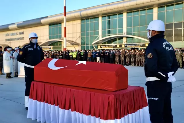 Son dakika haber... PKK'lı teröristlerin taciz ateşi sonucu şehit olan özel harekat polisinin naaşı memleketine uğurlandı Son dakika haber... PKK'lı teröristlerin taciz ateşi sonucu şehit olan özel harekat polisinin naaşı memleketine uğurlandı
