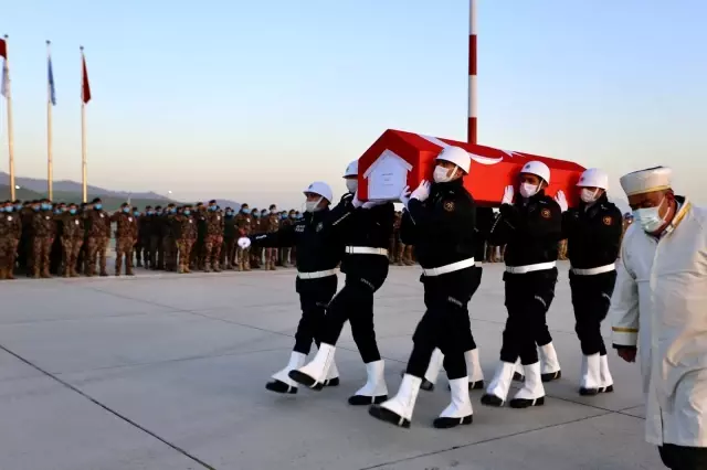 Son dakika haber... PKK'lı teröristlerin taciz ateşi sonucu şehit olan özel harekat polisinin naaşı memleketine uğurlandı Son dakika haber... PKK'lı teröristlerin taciz ateşi sonucu şehit olan özel harekat polisinin naaşı memleketine uğurlandı
