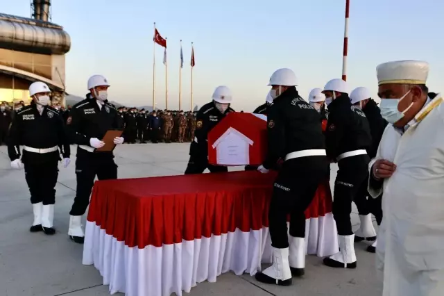 Son dakika haber... PKK'lı teröristlerin taciz ateşi sonucu şehit olan özel harekat polisinin naaşı memleketine uğurlandı Son dakika haber... PKK'lı teröristlerin taciz ateşi sonucu şehit olan özel harekat polisinin naaşı memleketine uğurlandı
