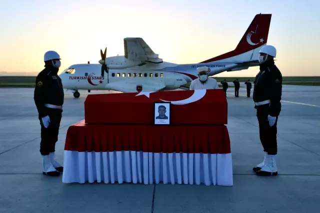 Son dakika haber... PKK'lı teröristlerin taciz ateşi sonucu şehit olan özel harekat polisinin naaşı memleketine uğurlandı Son dakika haber... PKK'lı teröristlerin taciz ateşi sonucu şehit olan özel harekat polisinin naaşı memleketine uğurlandı