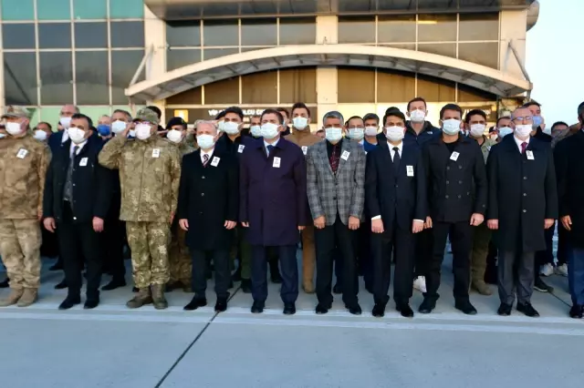 Son dakika haber... PKK'lı teröristlerin taciz ateşi sonucu şehit olan özel harekat polisinin naaşı memleketine uğurlandı Son dakika haber... PKK'lı teröristlerin taciz ateşi sonucu şehit olan özel harekat polisinin naaşı memleketine uğurlandı
