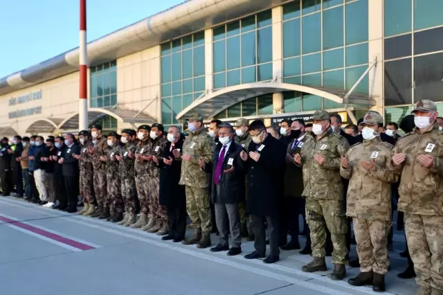 Son dakika haber... PKK'lı teröristlerin taciz ateşi sonucu şehit olan özel harekat polisinin naaşı memleketine uğurlandı Son dakika haber... PKK'lı teröristlerin taciz ateşi sonucu şehit olan özel harekat polisinin naaşı memleketine uğurlandı