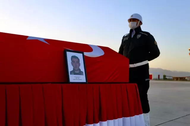Son dakika haber... PKK'lı teröristlerin taciz ateşi sonucu şehit olan özel harekat polisinin naaşı memleketine uğurlandı Son dakika haber... PKK'lı teröristlerin taciz ateşi sonucu şehit olan özel harekat polisinin naaşı memleketine uğurlandı