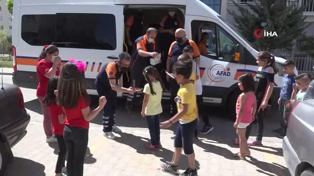 afad ekiplerinden ilginc bayram kutlamasi onc 14133576 o