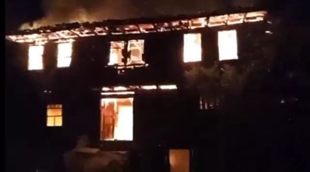Ahşap ev alev alev yandı Ahşap ev alev alev yandı