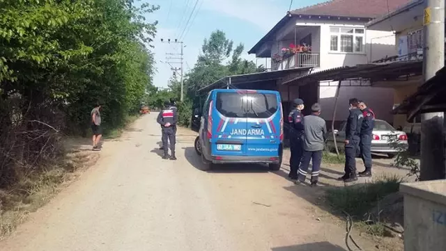 Ailesini rehin alan şahıs, babasını öldürdü! 3'ü jandarma 6 kişiyi de yaraladı Ailesini rehin alan şahıs, babasını öldürdü! 3'ü jandarma 6 kişiyi de yaraladı