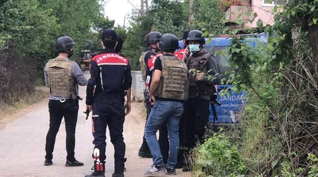 Ailesini rehin alan şahıs, babasını öldürdü! 3'ü jandarma 6 kişiyi de yaraladı Ailesini rehin alan şahıs, babasını öldürdü! 3'ü jandarma 6 kişiyi de yaraladı