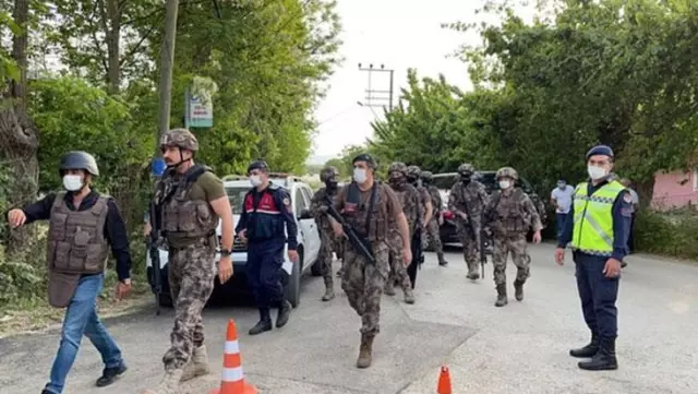 Ailesini rehin alan şahıs, babasını öldürdü! 3'ü jandarma 6 kişiyi de yaraladı Ailesini rehin alan şahıs, babasını öldürdü! 3'ü jandarma 6 kişiyi de yaraladı