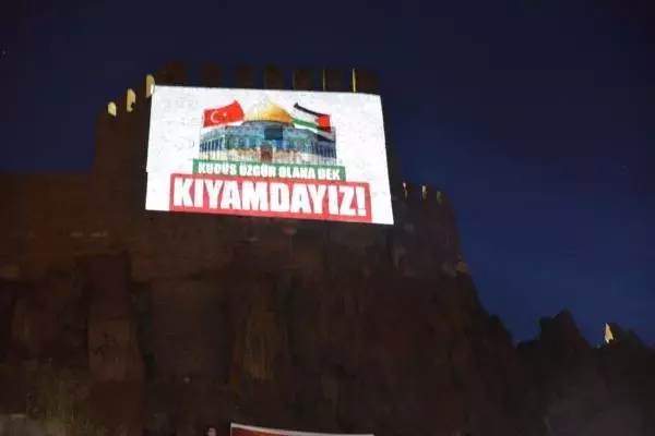 AK Parti Altındağ İlçe Başkanlığınca, Ankara Kalesi'ne Filistin Bayrağı görseli yansıtıldı AK Parti Altındağ İlçe Başkanlığınca, Ankara Kalesi'ne Filistin Bayrağı görseli yansıtıldı