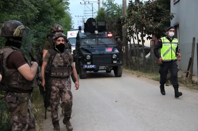 Babasını öldürüp 7 kişiyi yaralayan şahısın 15 yıl önce de amcasını katlettiği ortaya çıktı Babasını öldürüp 7 kişiyi yaralayan şahısın 15 yıl önce de amcasını katlettiği ortaya çıktı