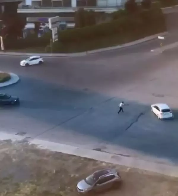 BAĞCILAR'DA BAYRAM GÜNÜ YOL ORTASINDAKİ SİLAHLI ÇATIŞMA ANI KAMERADA BAĞCILAR'DA BAYRAM GÜNÜ YOL ORTASINDAKİ SİLAHLI ÇATIŞMA ANI KAMERADA
