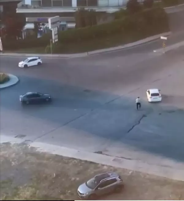 BAĞCILAR'DA BAYRAM GÜNÜ YOL ORTASINDAKİ SİLAHLI ÇATIŞMA ANI KAMERADA BAĞCILAR'DA BAYRAM GÜNÜ YOL ORTASINDAKİ SİLAHLI ÇATIŞMA ANI KAMERADA