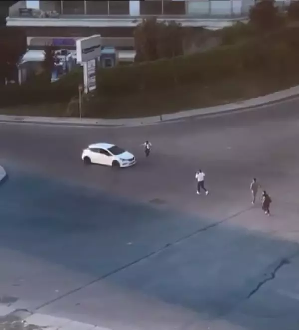 BAĞCILAR'DA BAYRAM GÜNÜ YOL ORTASINDAKİ SİLAHLI ÇATIŞMA ANI KAMERADA BAĞCILAR'DA BAYRAM GÜNÜ YOL ORTASINDAKİ SİLAHLI ÇATIŞMA ANI KAMERADA