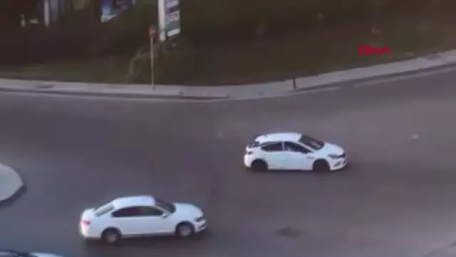 BAĞCILAR'DA BAYRAM GÜNÜ YOL ORTASINDAKİ SİLAHLI ÇATIŞMA ANI KAMERADA BAĞCILAR'DA BAYRAM GÜNÜ YOL ORTASINDAKİ SİLAHLI ÇATIŞMA ANI KAMERADA