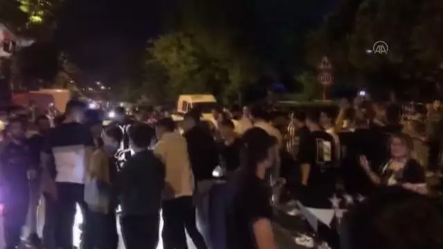 Beşiktaşlı taraftarlar şampiyonluğu kutladı (5)