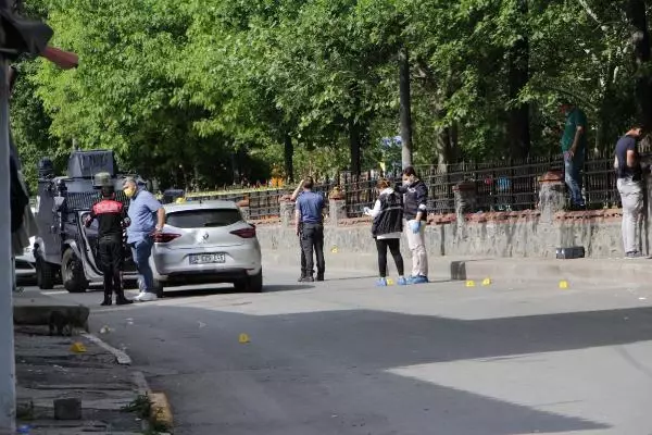 Beyoğlu'nda iki aile arasında silahlı kavga: 2'si kadın 5 yaralı Beyoğlu'nda iki aile arasında silahlı kavga: 2'si kadın 5 yaralı