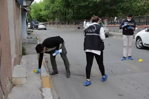 Beyoğlu'nda iki aile arasında silahlı kavga: 2'si kadın 5 yaralı Beyoğlu'nda iki aile arasında silahlı kavga: 2'si kadın 5 yaralı