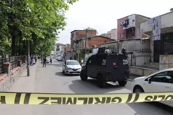 Beyoğlu'nda iki aile arasında silahlı kavga: 2'si kadın 5 yaralı Beyoğlu'nda iki aile arasında silahlı kavga: 2'si kadın 5 yaralı