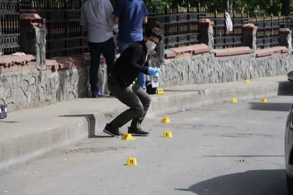Beyoğlu'nda iki aile arasında silahlı kavga: 2'si kadın 5 yaralı Beyoğlu'nda iki aile arasında silahlı kavga: 2'si kadın 5 yaralı