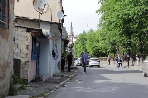 Beyoğlu'nda iki aile arasında silahlı kavga: 2'si kadın 5 yaralı Beyoğlu'nda iki aile arasında silahlı kavga: 2'si kadın 5 yaralı