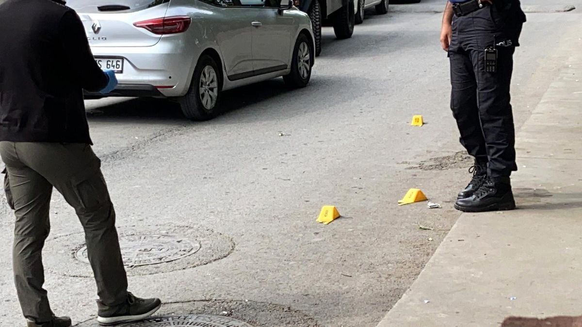 Son dakika haber: Beyoğlu'nda iki grup arasında çıkan silahlı kavgada 5 kişi yaralandı