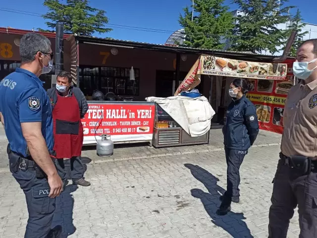 Büfeci esnafı ile zabıta arasındaki çay satışı gerginliğini polis sona erdirdi Büfeci esnafı ile zabıta arasındaki çay satışı gerginliğini polis sona erdirdi
