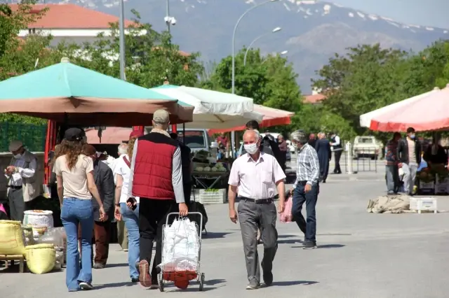 Erzincan'da 3 yerde semt pazarı kuruldu Erzincan'da 3 yerde semt pazarı kuruldu