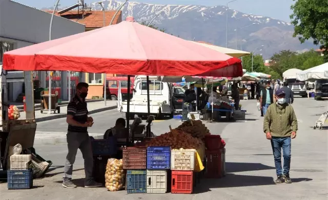 Erzincan'da 3 yerde semt pazarı kuruldu Erzincan'da 3 yerde semt pazarı kuruldu