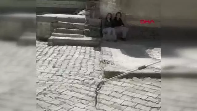 Son dakika haberi: Evin bahçesindeki yılanı itfaiye görevlisi yakaladı Son dakika haberi: Evin bahçesindeki yılanı itfaiye görevlisi yakaladı