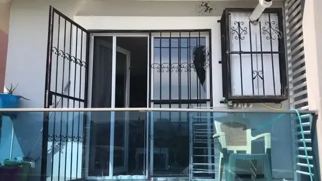 Evinde silahlı saldırıya uğrayan kadın ile eniştesinin kundaklandığı öne sürülen araçları yandı Evinde silahlı saldırıya uğrayan kadın ile eniştesinin kundaklandığı öne sürülen araçları yandı