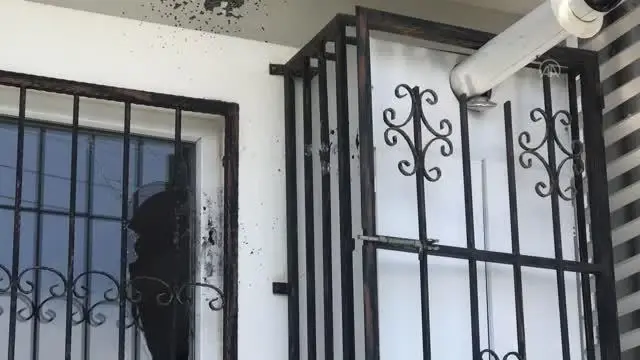 Evinde silahlı saldırıya uğrayan kadın ile eniştesinin kundaklandığı öne sürülen araçları yandı Evinde silahlı saldırıya uğrayan kadın ile eniştesinin kundaklandığı öne sürülen araçları yandı