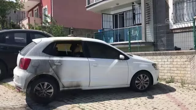 Evinde silahlı saldırıya uğrayan kadın ile eniştesinin kundaklandığı öne sürülen araçları yandı Evinde silahlı saldırıya uğrayan kadın ile eniştesinin kundaklandığı öne sürülen araçları yandı