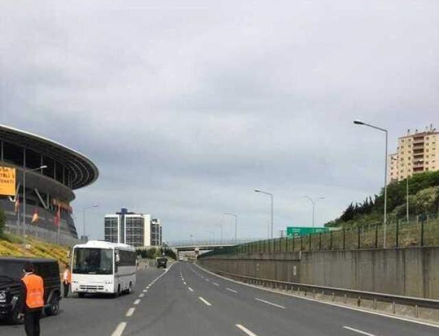 Galatasaray'ın maçı öncesi olağanüstü güvenlik önlemi! Stadyuma giden yol araç trafiğine kapatıldı Galatasaray'ın maçı öncesi olağanüstü güvenlik önlemi! Stadyuma giden yol araç trafiğine kapatıldı