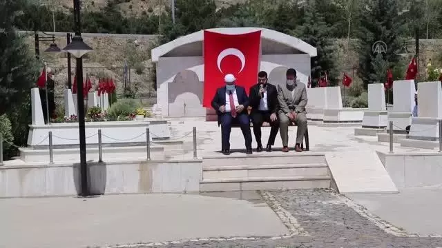 Garnizon Şehitliği'nde anma töreni düzenlendi Garnizon Şehitliği'nde anma töreni düzenlendi