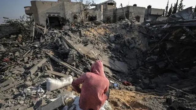 Kaderin böylesi! Ölenlerin fotoğrafını çeken Gazzeli genç, kardeşlerini kaybettiğini öğrendi Kaderin böylesi! Ölenlerin fotoğrafını çeken Gazzeli genç, kardeşlerini kaybettiğini öğrendi