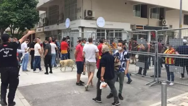 Göztepe'de kaos! İzmir ekibinin yöneticileri, maça gitmemeyi tartışıyor Göztepe'de kaos! İzmir ekibinin yöneticileri, maça gitmemeyi tartışıyor